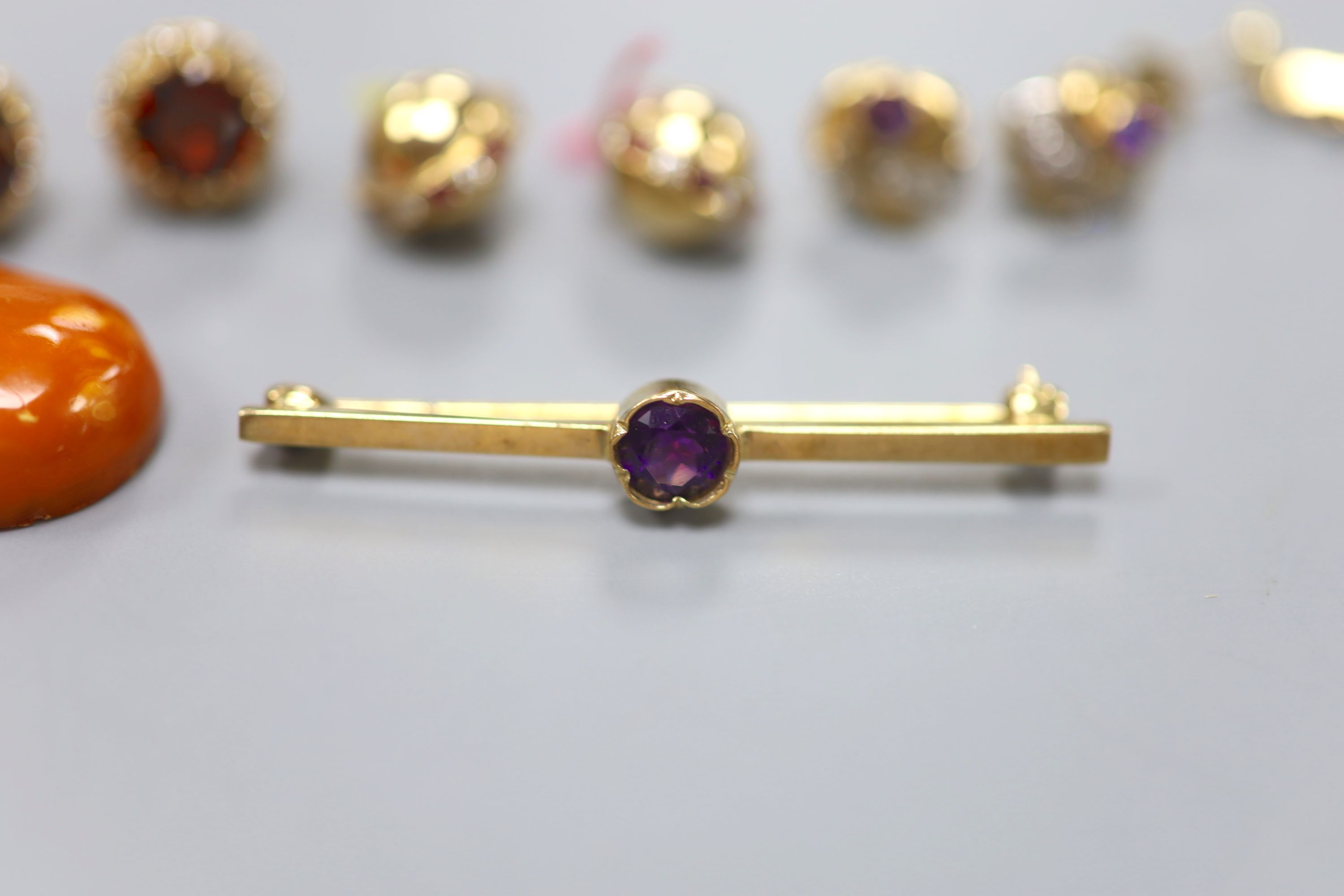 Four assorted modern pairs of 9ct gold & gem set ear studs, a 9ct and amethyst bar brooch, amber pendant and rolled gold cameo brooch